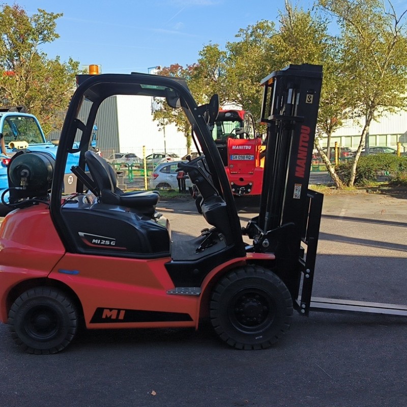 Masted forklift truck Manitou MI 25 G ST5