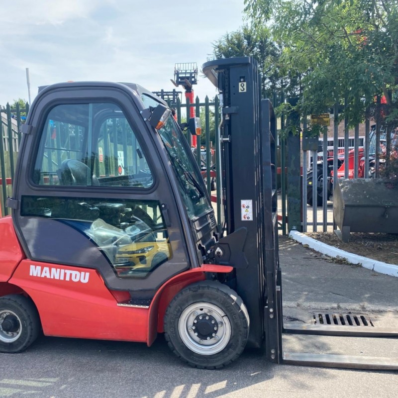 Masted forklift truck Manitou MI25D