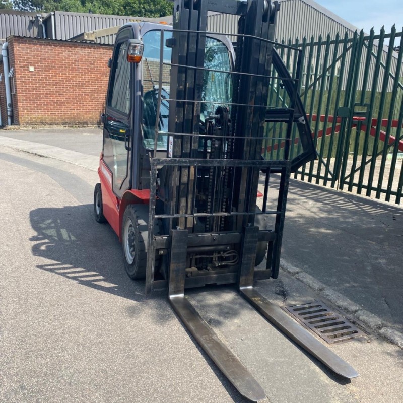 Masted forklift truck Manitou MI25D