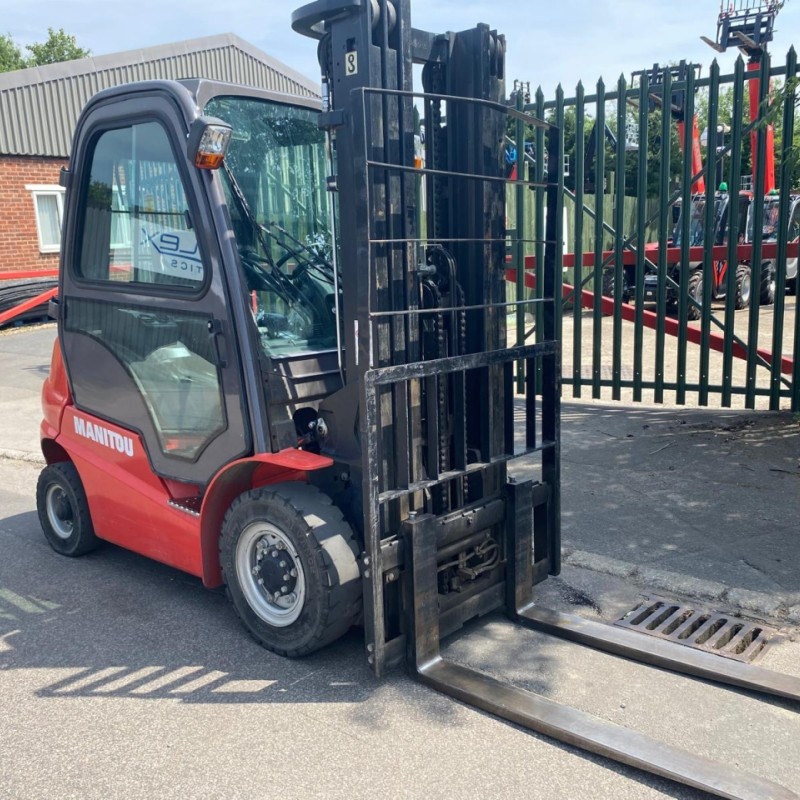 Masted forklift truck Manitou MI25D