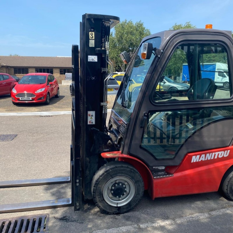 Masted forklift truck Manitou MI25D