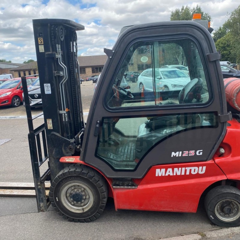 Masted forklift truck Manitou MI25G