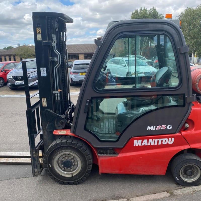 Masted forklift truck Manitou MI25G