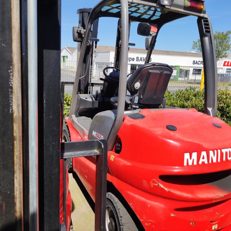 Chariot à mât Manitou MI 25 D