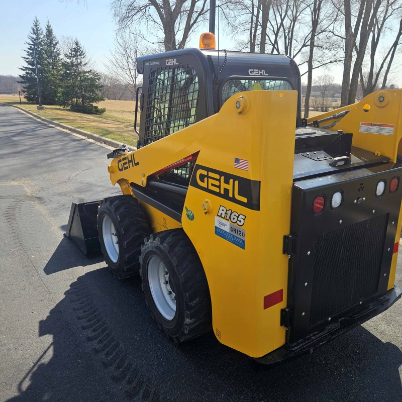 Pala caricatrice compatta Gehl R165